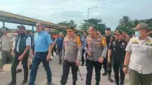 Atasi Banjir, Polsek Muntok Polres Bangka Barat Bersihkan Selokan