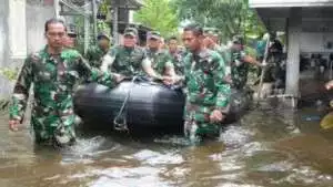 Pangdam Diponegoro Menyisir Banjir Semarang dengan Perahu Karet