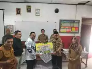 Bupati OKU Timur Melalui Disdikbud Dan PGRI Kirim Bantuan Cianjur Tahap II 