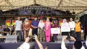 Bupati OKU Timur Buka Bazar UMKM di Belitang
