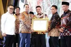 Resmi Bupati Lanosin Lepas Ribuan Masyarakat Antusias Ikuti Jalan Sehat HUT OKU Timur Ke-19