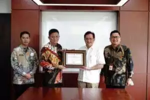 Resmi Bupati Lanosin Lepas Ribuan Masyarakat Antusias Ikuti Jalan Sehat HUT OKU Timur Ke-19