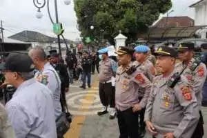 Amankan Aksi GARIS di Depan Balkot, Polres Sukabumi Kota Terjunkan Ratusan Personel
