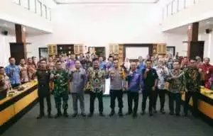 Pimpin Rapat Persiapan Pilkades, Bupati Enos : Demokrasi Alat Pemersatu Bangsa