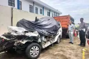 Innova Seruduk Truk di Tol Solo-Ngawi, 4 Orang Tewas