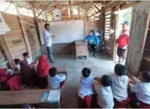 Kunjungi SD Filial Di Desa Sukabumi, Disdikbud OKU Timur Beri Beasiswa Dan Seragam Kepada Siswa