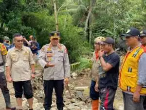 KAPOLRES SUKABUMI MEMINTA AKSES JALAN MASYARAKAT SEGERA DIPERBAIKI.