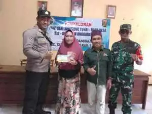 Melaksanakan Program "AA DEDE", Bhabinkamtibmas Monitoring Penyaluran BLT-DD.