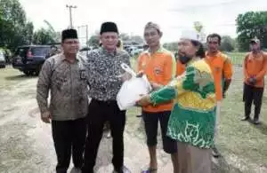Berkah Ramadhan, Bupati Enos Serahkan Paket Sembako Dan Kunci Bedah Rumah