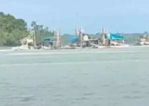 Perairan Pulau Mengkubung Digasak Puluhan Tambang Apung Ilegal