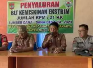 Pemdes Sukarena ,Laksanakan Pembagian BLT Langsung Titik Nol.