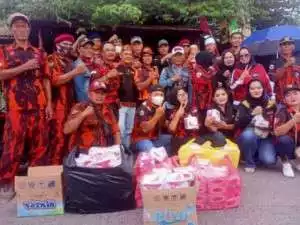 Berbagi Berkah Ramadhan, Ormas Pemuda Pancasila PAC Leuwiliang Bagi-Bagi Takjil ke Pengguna Jalan