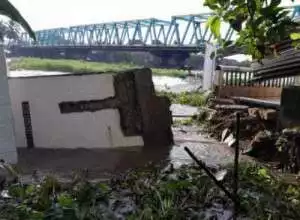Diduga Akibat Terjangan Ombak Speedboat, WC Mushollah Al-Hidayah Kutaraya ambruk.