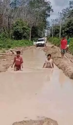 Jalan Berlubang Seperti kolam ikan di wilayah Kabupaten OKi Sumsel