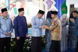 Halal Bihalal Bersama Masyarakat Cempaka, Gubernur HD Dan Bupati Enos Diberi Jajuluk