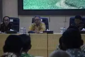 Peringati Hardiknas, Bupati Sukabumi Memberikan Penghargaan Satyalencana Karya Satya Kepada Kadis PU Kab. Sukabumi Asep Japar dari Presiden Republik Indonesia