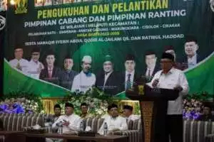 Peringati Hardiknas, Bupati Sukabumi Memberikan Penghargaan Satyalencana Karya Satya Kepada Kadis PU Kab. Sukabumi Asep Japar dari Presiden Republik Indonesia