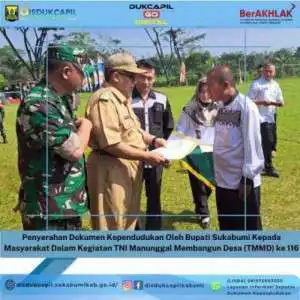 Penyerahan Dokumen Kependudukan Oleh Bupati Sukabumi Kepada Masyarakat Dalam Kegiatan TNI Manunggal Membangun Desa (TMMD)