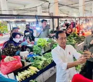 Presiden Jokowi Cek Harga Komoditas Pangan di Pasar Rakyat Talang Banjar Jambi 