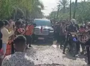 Jalan di Labuhanbatu Utara Sumut Rusak Parah, Mobil Presiden pun Putar Balik