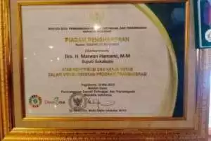 Koordinasi Nasional Transmigrasi, Bupati Sukabumi, Marwan Dianugerahi Penghargaan Lencana Bhakti Transmigrasi