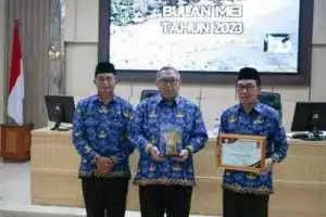 Penyerahan Dokumen Kependudukan Oleh Bupati Sukabumi Kepada Masyarakat Dalam Kegiatan TNI Manunggal Membangun Desa (TMMD)