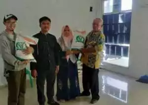 PT Pos Indonesia menyalurkan Bantuan Pangan Beras yang di lakukan di Kantor Desa Parakan Muncang