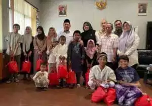 Samsat Cikokol Bagikan 200 Bungkus Daging Kurban ke Warga Sekitar