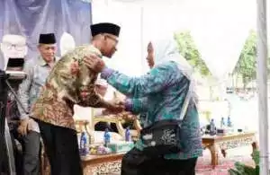 Bupati Lanosin dan Ketua TP PKK dr. Sheila Terima Anugerah Manggala Karya Kencana