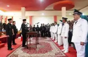 Lantik 7 Kepala Desa Terpilih di Zona 1, Bupati Enos Harapkan Pelayanan Kepada Masyarakat Diutamakan