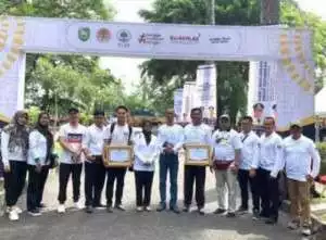 Peduli Terhadap Lingkungan, Bupati Enos Raih Penghargaan