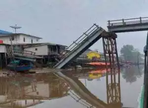 Arus pelayaran terganggu, warga Kecamatan Makarti Jaya harapkan Dinas PUTR Kabupaten Banyuasin segera bersihkan sisa material jembatan.