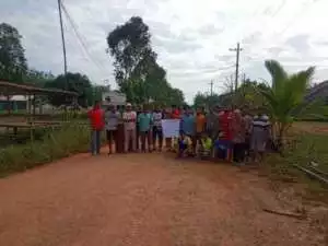 Arus pelayaran terganggu, warga Kecamatan Makarti Jaya harapkan Dinas PUTR Kabupaten Banyuasin segera bersihkan sisa material jembatan.