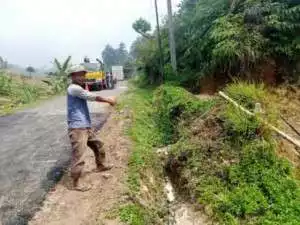DPUPR Tangani perawatan Jalan Rusak Di tanjakan makam keramat banteng Malasari.