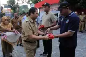 Pemkot Tangerang bagikan 10 Ribu Bendera Merah Putih