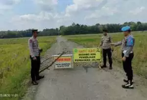 Polres Musi Rawas lakukan penyelidikan terkait viralnya mobil dinas saat melintas dijalan cor beton yang dalam pengerjaan.