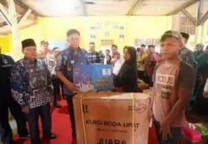 Bupati Enos Serahkan Paket Sembako Untuk Anak Yatim dan 3 Kursi Roda Untuk Disabilitas