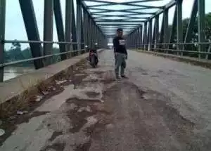 Jembatan rusak parah, Pemprov Sumsel Dinilai tidak tegas terkait aturan angkutan Batu Bara.