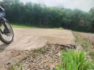 Pembangunan Drainase di Desa Air Satan Diduga Kurangi Volume.