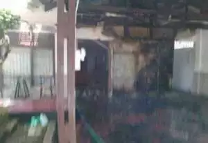 11 Damkar diterjunkan atasi kebakaran rumah dinas Dirlantas Polda Sulsel 