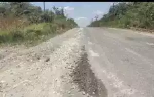 Material Cor Beton Berjatuhan dijalan, Pengandara Khawatir 