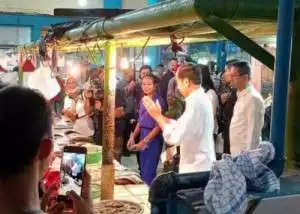 Presiden Jokowi Blusukan di Pasar Jatinegara Jakarta Cek Harga Sembako