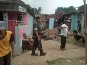 Satu rumah roboh akibat angin kencang di Desa Ciaruteun Ilir, Kecamatan Cibungbulang, Kabupaten Bogor.