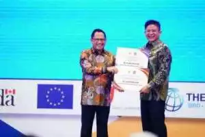 Bupati OKU Timur Ir. H. Lanosin M.T Raih Penghargaan Dari Kemenkeu Dan Kemendagri