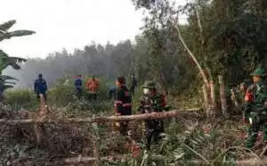 Babinsa Koramil 418-08/SAKO bantu padamkan kebakaran lahan