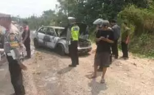 Satlantas Polres MUSI RAWAS tangani kasus kebakaran mobil bersama Polsek Muara Beliti.