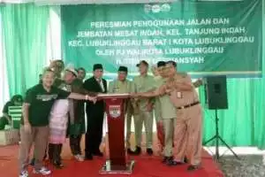 Pj Wali Kota Lubuklinggau, H. Trisko Defriyansa, bersama Kepala Dinas Pekerjaan Umum, Asril, Meresmikan Jalan dan Jembatan Mesat Indah.