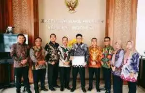 Hadiri Rakornas, Bupati Enos Terima Penghargaan Langsung dari Wapres