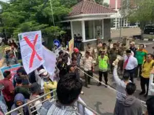 Ratusan Masa KMPAS Desak Pj Bupati Muba Mencari solusi Perbaikan Tiang Jembatan P6 Sungai Lalan
