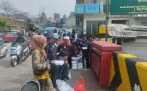 Yayasan Preman, Beserta Pengurus Berbagi Makanan di Sekitar dua Titik pangkalan Ojek Cisempur Cinagara Bersama Ojek Cisalopa Kecamatan Caringin